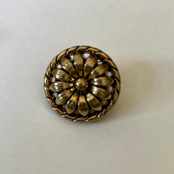 Set of six Flower Gold tone replacement buttons 6 buttons - Picture 2 of 3